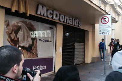 Manifestantes em frente ao MC Donalds do Centro da Capital