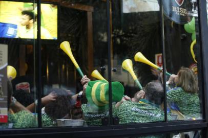 PORTO ALEGRE, RIO GRANDE DO SUL, BRASIL - 12.06.2014 - A movimentação nos bares da Cidade Baixa, bairro boêmio de Porto Alegre, durante a abertura da Copa do Mundo de 2014 entre Brasil e Croácia. (MAURO VIEIRA/AGENCIA RBS/ESPORTES)