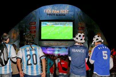  

PORTO ALEGRE, RS, BRASIL, 15-06-2014 : Fan Fest no Anfiteatro Por do Sol durante o jogo da Argentina. (Foto: ADRIANA FRANCIOSI/Agência RBS, Editoria Esportes)