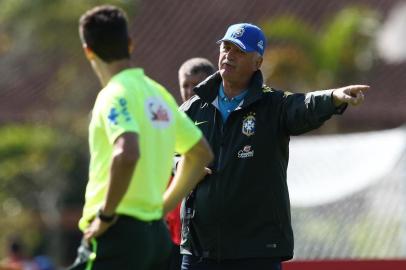  

Felipão passando orientações no treino da Seleção Brasileira na Granja Comary, 1 de Junho de 2014. MÁRIO FARACHE/ MOWA PRESS