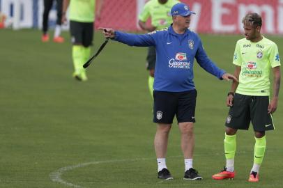  

TERESÓPOLIS, RIO DE JANEIRO, BRASIL - Treino da seleção brasileira, último antes da viagem para Fortaleza para disputa do segundo jogo. Na imagem Felipão e Neymar.
Indexador: Jefferson Botega