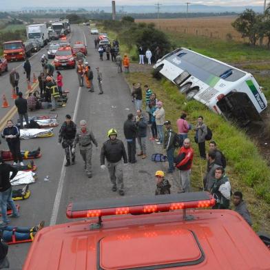  

SANTA MARIA, RS, BRASIL, 16 DE JUNHO DE 2014.
Um acidente envolvendo um ônibus da empresa Planalto e um caminhão deixou uma pessoa morta e cerca de 30 feridos às 6h30min da manhã desta segunda-feira, na Br-392, em Santa Maria. , próximo ao Passo do Arenal. 
FOTO: GABRIEL HAESBAERT/ESPECIAL
Indexador: GABRIEL HAESBAERT               