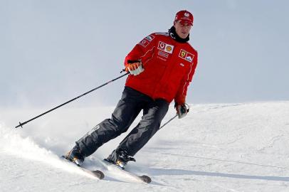  (FILES) - This file picture taken on January 15, 2004 shows German Formula one world champion Michael Schumacher skiing in Madonna di Campiglio, Nothern Italy.  Schumacher, who will turn 45 in five days, was injured in a skiing accident on December 29, 2013 in the French ski resort of Meribel and had to be flown to a hospital in Albertville-Moutiers by helicopter.     AFP PHOTO/ Vincenzo PINTOEditoria: SPOLocal: MADONNA DI CAMPIGLIOIndexador: VINCENZO PINTOSecao: Motor RacingFonte: AFPFotógrafo: STF