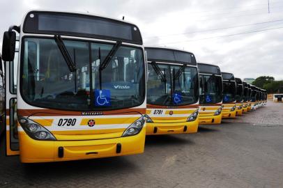 A Carris está renovando parte de sua frota com a aquisição de 27 novos ônibus. Nesta sexta-feira, 23, serão entregues 16 desses veículos, sete articulados, com capacidade para 63 passageiros sentados, e nove ônibus com ar-condicionado e capacidade para 44 passageiros sentados, todos com acessibilidade. A solenidade ocorrerá às 9h30, na sede da empresa (rua Albion, 385), com a presença do prefeito José Fortunati.