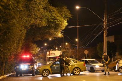 CANOAS, RS, Brasil. Motorista atropela seis jovens durante protesto por segurança na Avenida Boqueirão, bairro Igara, em Canoas.

Na foto: Brigada Militar bloqueia a Avenida Boqueirão, onde ocorreu o atropelamento.

Foto: Adriana Franciosi/Agência RBS