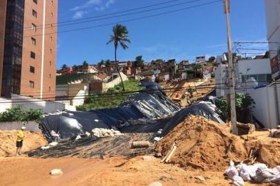 Prefeitura de Natal trabalha para reconstruir área onde houve deslizamento