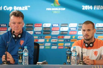 PORTO ALEGRE, RS, BRASIL - 17-06-2014 - Jogadores holandeses fazem o reconhecimento do gramado no Estádio Beira Rio. na Esquerda treinador da Holanda VAN GAAL Louis (FOTO: RICARDO DUARTE/AGÊNCIA RBS)