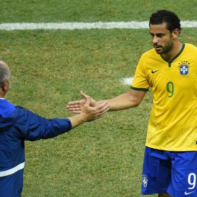 Brazil's forward Fred (R) joins hands with Brazil's coach Luiz Felipe Scolari after a Group A football match between Brazil and Mexico in the Castelao Stadium in Fortaleza during the 2014 FIFA World Cup on June 17, 2014.        AFP PHOTO / FABRICE COFFRINI