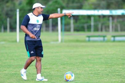  CAXIAS DO SUL, RS, BRASIL, 04/03/2014. Treino do Juventude no CT. O Juventude está disputando o Campeonato Gaúcho. Na foto, técnico Roger Machado. (Porthus Junior/Pioneiro)