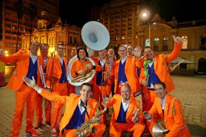  

PORTO ALEGRE, RS, BRASIL, 17-06-204- Festa da torcida holandesa em porto Alegre.No chalé da praça XV os laranjas fizeram a festa e tem sua própria banda