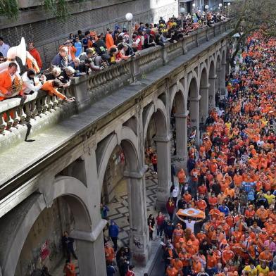  

PORTO ALEGRE, RS, BRASIL, 18-06-2014: Torcedores holandeses fazem concentração da Orange Square no Largo Glênio Peres, e saem em caminhada em direção ao Estádio Beira Rio para a partida entre Holanda e Austrália, válida pela Copa do Mundo FIFA (FOTO FÉLIX ZUCCO/AGÊNCIA RBS, Editoria de Copa do Mundo).