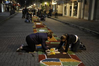  

Blumenau-SC-Brasil-19-06-2014, Decoração dos tapetes de Corpus Christi na rua XV de Novembro.