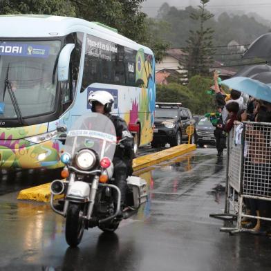  

TERESÓPOLIS, RIO DE JANEIRO, BRASIL - Ônibus seleção brasileira chegando na Granja Comary em Teresópolos nessa manhã chuvosa na serra fluminense.
Indexador: Jefferson Botega