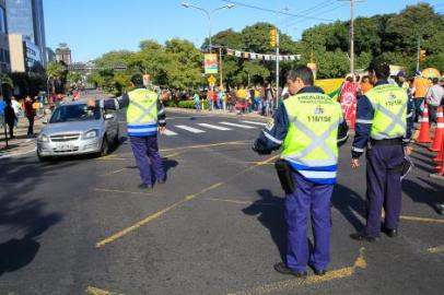 Agentes da eptc orientam trânsito copa do mundo porto alegre