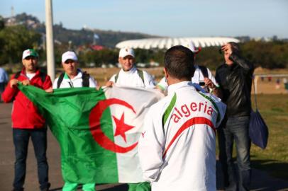 PORTO ALEGRE - RS - BRASIL - 22040621 - Torcedores da Argélia se encaminham para o Beira-Rio, para assistir ao confronto entre Coreia do Sul e Argelia pelo Grupo H na fase de grupos da Copa 2014.(FOTO:TADEU VILANI/AGENCIA RBS/ESPORTES)