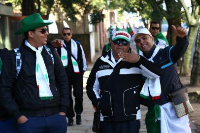 PORTO ALEGRE - RS - BRASIL - 22040621 - Torcedores da Argélia se encaminham para o Beira-Rio, para assistir ao confronto entre Coreia do Sul e Argelia pelo Grupo H na fase de grupos da Copa 2014.(FOTO:TADEU VILANI/AGENCIA RBS/ESPORTES)