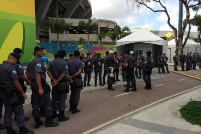  

Policiais na entrada do Centro de Mídia, local da invasão do Maracanã por torcedores chilenos.