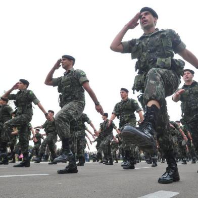  

SANTA MARIA , RS , BRASIL , 20/05/2014
700 militares de Santa Maria partiram, na manhã desta terça-feira, para o Complexo da Maré, no Rio de Janeiro. Antes de partirem, militares se despediram de suas famílias.
FOTO JEAN PIMENTEL / AGÊNCIA RBS, GERAL