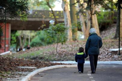  Qual o papel dos avós nos dias de hoje? Os avós ajudam a educar ou deseducar os netos? Que tipo de relação é ideal entre avô, pais e netos?Cases: Alzerina Correa da Silva, 78 anos e Miguel, 2 anos. (FOTO RONALD MENDES/AGENCIA RBS)