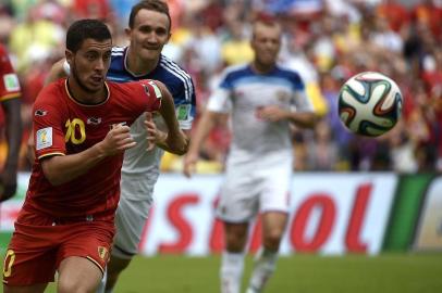 491716543Belgium's midfielder Eden Hazard (L) vies for the ball with Russia's defender Aleksei Kozlov, during a Group H football match between Belgium and Russia at the Maracana Stadium in Rio de Janeiro during the 2014 FIFA World Cup on June 22, 2014.  AFP PHOTO / MARTIN BUREAUEditoria: SPOLocal: Rio de JaneiroIndexador: MARTIN BUREAUSecao: SoccerFonte: AFPFotógrafo: STF