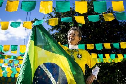  

SAPUCAIA DO SUL, RS, BRASIL, 19/06/2014: A secretária aposentada Santa Eva Brasil de Assis no pátio, na Vila Vargas, decorado com 2014 bandeiras verde e amarelas confeccionadas para torcer pela Seleção Brasileira na Copa do Mundo. (Foto: Mateus Bruxel / Diário Gaúcho)
Indexador: Mateus_Bruxel