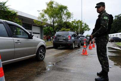  

URUGUAIANA, RS, BRASIL - 23-06-2014 - Exercito PRF policia federal fotalecem policiamento na aduana de uruguaiana (FOTO: RONALDO BERNARDI/AGÊNCIA RBS)