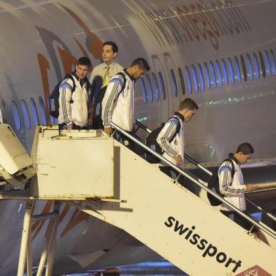  

PORTO ALEGRE, RS, BRASIL, 23-06-2014 :Desembarque da seleção Argentina em Porto Alegre no aeroporto salgado filho, na sequência a delegação segue para hotel Deville.(Foto: FÉLIX ZUCCO,Agência RBS, Editoria Esporte)
Indexador:                                 