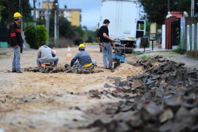  Prefeitura e Corsan avaliam as condições da obra de construção da rede de esgoto em Camobi. As obras foram embargadas pela prefeitura por causa dos problemas causados no calçamento de algumas ruas do bairro.