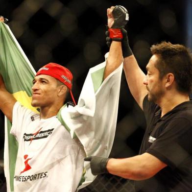  JARAGUÁ DO SUL, SC, BRASIL, 16-02-2014: UFC Fight Night na Arena Jaraguá em Jaraguá do Sul. Na foto Charles Oliveira x Andy Ogle. (FOTO: GERMANO RORATO/AGÊNCIA RBS, ESPORTE)