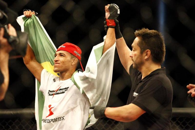  JARAGUÁ DO SUL, SC, BRASIL, 16-02-2014: UFC Fight Night na Arena Jaraguá em Jaraguá do Sul. Na foto Charles Oliveira x Andy Ogle. (FOTO: GERMANO RORATO/AGÊNCIA RBS, ESPORTE)