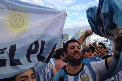 Não viram o disco. VÍDEO: argentinos cantam pelas ruas de Porto Alegre que "Maradona é melhor do que Pelé". Incansáveis, hermanos fazem a festa na Capital.