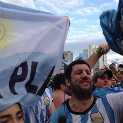 Não viram o disco. VÍDEO: argentinos cantam pelas ruas de Porto Alegre que "Maradona é melhor do que Pelé". Incansáveis, hermanos fazem a festa na Capital.