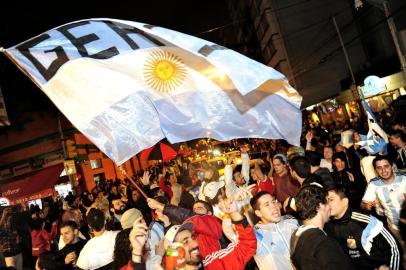  

PORTO ALEGRE, BRASIL, 25-06-2014 - Argentinos fazem festa na Cidade Baixa. A Argentina enfrenta a Nigéria pela Copa do Mundo 2014, na quarta-feira, no Beira-Rio. (Foto: CARLOS MACEDO/Agência RBS)
 Fotógrafo: Carlos Macedo