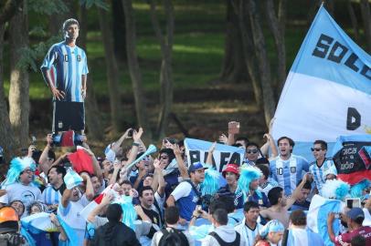  

PORTO ALEGRE, RS, BRASIL, 24-06-2014 : Torcedores argentinos em frente ao estádio Beira-rio.(Foto: DIEGO VARA/Agência RBS, Editoria Esporte)