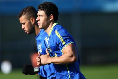  

PORTO ALEGRE , RS , BRASIL , 20-06-2014-Treino do Grêmio.Jogadores  :Werley e Giuliano  (TADEU VILANI /AGENCIA RBS/ESPORTE )