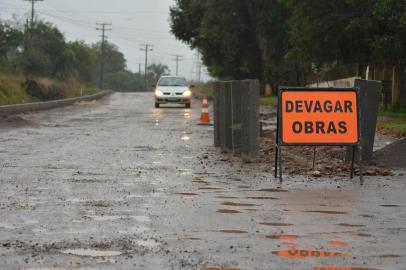  

SANTA MARIA, RS, BRASIL, 25 DE JUNHO DE 2014.
Estrada de Pains, que dá acesso ao distrito de Pains e é uma alternativa à Universidade Federal de Santa Maria  segue sem asfalto. Em dias de chuva, o barro toma conta da via, para reclamação de moradores e usuários.
FOTO: GABRIEL HAESBAERT/ESPECIAL