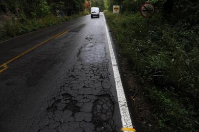  BENTO GONÇALVES, RS, BRASIL, 13/08/2012. Rodovia - Estrada - Condições da RS-470 entre Bento Gonçalves e Veranópolis. Asfalto no KM194 no sentido Veranópolis-Bento. (FOTO: MAICON DAMASCENO/PIONEIRO)Local: Bento GonçalvesFonte: Agencia RBS