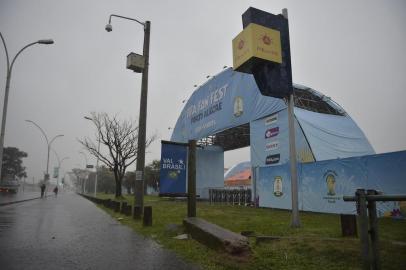  

PORTO ALEGRE, RS, BRASIL, 13-06-2014. Fan Fest cancelada e alagada. (FOTO: FELIX ZUCCO/AGENCIA RBS/ESPORTE)