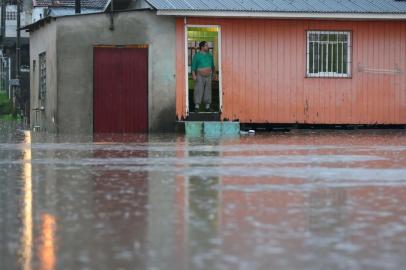  

LAGES - SC - BRASIL (28/06/2014) Chuva na madrugada transborda rio Carah, no bairro Caça e Tiro, em Lages (FOTO: ALVARÉLIO KUROSSU/AGÊNCIA RBS)
Indexador: ALVARELIO KUROSSU