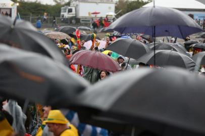  

PORTO ALEGRE,RS, BRASIL, 28-06-2014: Mesmo com chuva,torcedores acompanham na Fa Fest, o jogo entre Brasil e Chile, em Belo Horizonte, válido pelas oitavas de final da Copa do Mundo.(Foto: DIEGO VARA/Agência RBS)