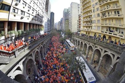  PORTO ALEGRE, RS, BRASIL, 18-06-2014: Torcedores holandeses fazem concentração da Orange Square no Largo Glênio Peres, e saem em caminhada em direção ao Estádio Beira Rio para a partida entre Holanda e Austrália, válida pela Copa do Mundo FIFA (FOTO FÉLIX ZUCCO/AGÊNCIA RBS, Editoria de Copa do Mundo).