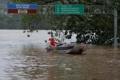  

ITAPIRANGA - SC - BRASIL (29/06/2014) Chuva na madrugada, que deixou nivel do Rio Uruguai 14 metros acima do nivel normal, começou a baixa no começo da manhã. (FOTO: ALVARÉLIO KUROSSU/AGÊNCIA RBS)
Indexador: ALVARELIO KUROSSU