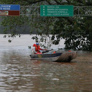  

ITAPIRANGA - SC - BRASIL (29/06/2014) Chuva na madrugada, que deixou nivel do Rio Uruguai 14 metros acima do nivel normal, começou a baixa no começo da manhã. (FOTO: ALVARÉLIO KUROSSU/AGÊNCIA RBS)
Indexador: ALVARELIO KUROSSU