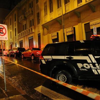  

PORTO ALEGRE, RS, BRASIL - 30-06-2014 - Uma confusão no entorno das casas noturnas da região central de Porto Alegre acabou em troca de tiros com a polícia na madrugada desta segunda-feira. Um homem morreu durante o tumulto. (FOTO: CARLOS MACEDO/AGÊNCIA RBS)