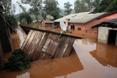  

ITAPIRANGA - SC - BRASIL (29/06/2014) Chuva na madrugada, que deixou nivel do Rio Uruguai 14 metros acima do nivel normal, começou a baixa no começo da manhã. (FOTO: ALVARÉLIO KUROSSU/AGÊNCIA RBS)
Indexador: ALVARELIO KUROSSU