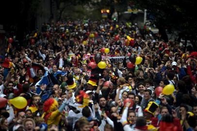  PORTO ALEGRE, RS, BRASIL, 30-06-2014: Torcedores da Alemanha antes da partida das oitavas de final entre Alemanha e Argélia, percorrem o Caminho do Gol em Porto Alegre (FOTO FÉLIX ZUCCO/AGÊNCIA RBS, Editoria de Copa do Mundo).