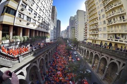  

PORTO ALEGRE, RS, BRASIL, 18-06-2014: Torcedores holandeses fazem concentração da Orange Square no Largo Glênio Peres, e saem em caminhada em direção ao Estádio Beira Rio para a partida entre Holanda e Austrália, válida pela Copa do Mundo FIFA (FOTO FÉLIX ZUCCO/AGÊNCIA RBS, Editoria de Copa do Mundo).