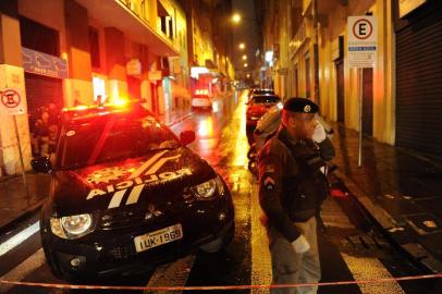  PORTO ALEGRE, RS, BRASIL - 30-06-2014 - Uma confusão no entorno das casas noturnas da região central de Porto Alegre acabou em troca de tiros com a polícia na madrugada desta segunda-feira. Um homem morreu durante o tumulto. (FOTO: CARLOS MACEDO/AGÊNCIA RBS)