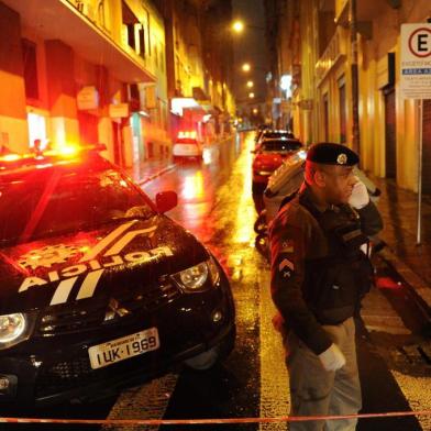  PORTO ALEGRE, RS, BRASIL - 30-06-2014 - Uma confusão no entorno das casas noturnas da região central de Porto Alegre acabou em troca de tiros com a polícia na madrugada desta segunda-feira. Um homem morreu durante o tumulto. (FOTO: CARLOS MACEDO/AGÊNCIA RBS)