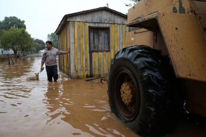  

ITAQUI, RS, BRASIL - 30-06-2014. Pessoas fora de casa devida à chuva no RS. Casas sendo removidas INTEIRAS de dentro do rio Uruguai. Elas são montadas em cima de troncos de madeira e arrastadas por tratores, de dentro da água (FOTO: ADRIANA FRANCIOSI/AGÊNCIA RBS)